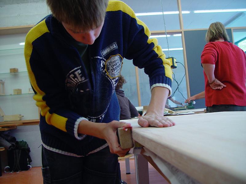 Projekt Theke34.JPG - Robin beim Abschleifen der Kanten.